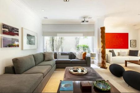 Casa à venda com 4 quartos, 440m² em Jardim Leonor, São Paulo
