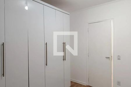 Cabinets de armário brancos e portas de vidro com luzes refletidas. de apartamento à venda com 1 quarto, 50m² em Cerqueira César, São Paulo