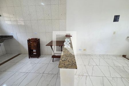 Sala de casa de condomínio para alugar com 2 quartos, 65m² em Maracanã, Praia Grande