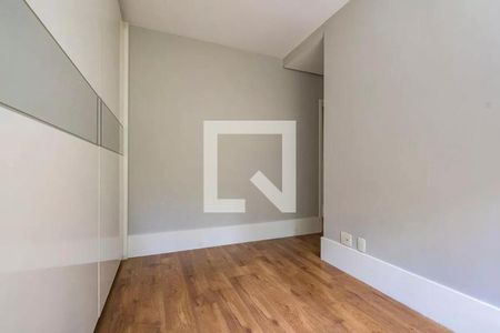 Quarto com móveis brancos e piso de madeira, parede de cor cinza e iluminação natural. de apartamento à venda com 6 quartos, 152m² em Jardins, São Paulo
