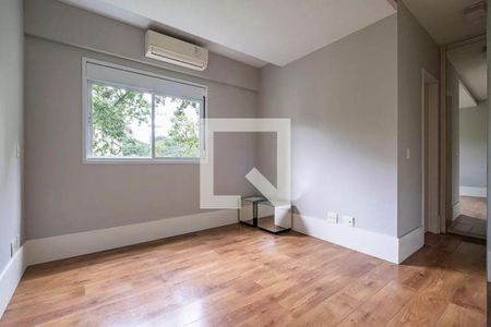 Quarto com piso de madeira, janela grande e ar condicionado. de apartamento à venda com 6 quartos, 152m² em Jardins, São Paulo