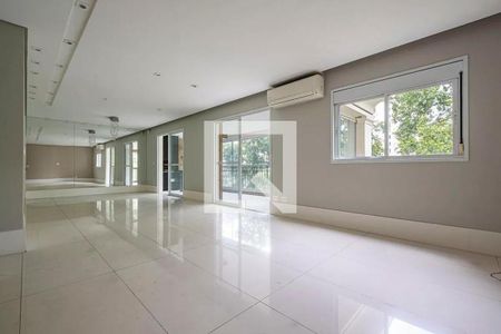 Sala de dança com piso de porcelanato e iluminação adequada. de apartamento à venda com 6 quartos, 152m² em Jardins, São Paulo
