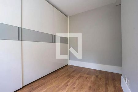Quarto com móveis brancos e madeira no chão, com iluminação boa e nenhuma decoração. de apartamento à venda com 6 quartos, 152m² em Jardins, São Paulo