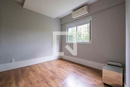 Quarto com piso de madeira e ar condicionado, com vista para a cidade. de apartamento à venda com 6 quartos, 152m² em Jardins, São Paulo