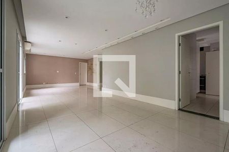 Sala de estar com piso de porcelanato e iluminação adequada. de apartamento à venda com 6 quartos, 152m² em Jardins, São Paulo