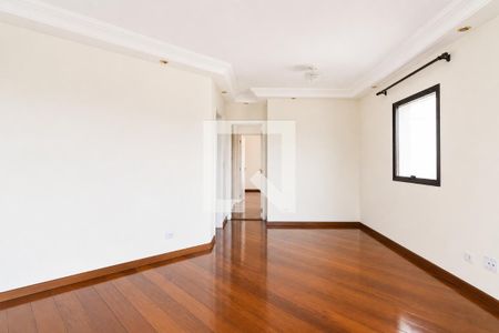 Sala com piso de madeira e parede branca, com uma janela e uma porta aberta. de apartamento à venda com 3 quartos, 80m² em Parque Sao Domingos, São Paulo