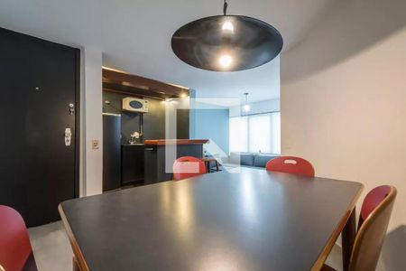 Sala com mesa e cadeiras vermelhas, sofá azul e iluminação moderna. de apartamento à venda com 2 quartos, 60m² em Brooklin Novo, São Paulo
