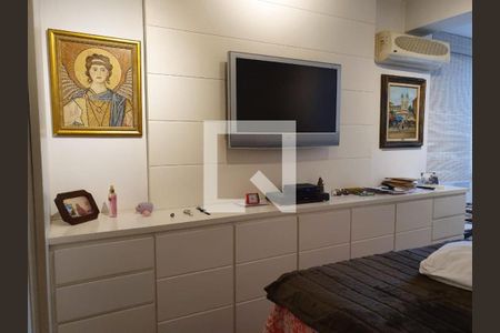 Cama com colchão e travesseiro, parede branca com quadros e TV, janela com cortinas, ar condicionado e móveis brancos. de apartamento à venda com 2 quartos, 126m² em Jardim Europa, São Paulo