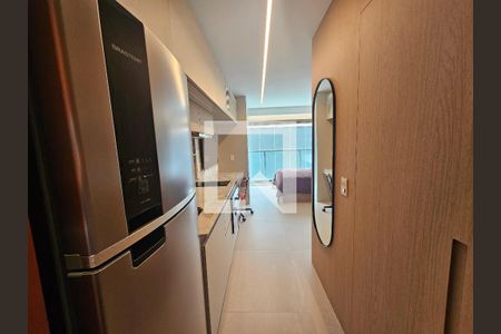 Cocina moderna con muebles de madera y electrodomésticos de alta gama. de kitnet/studio à venda com 1 quarto, 24m² em Jardim Paulista, São Paulo