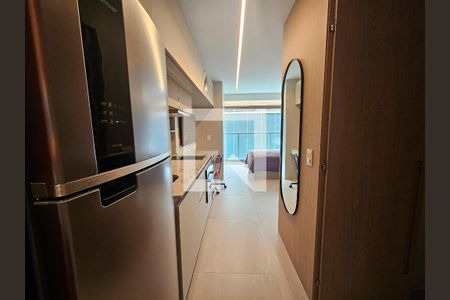 Cocina moderna con muebles de madera y electrodomésticos de alta gama. de kitnet/studio à venda com 1 quarto, 24m² em Jardim Paulista, São Paulo