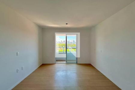Parede branca, janela com vista para o parque e prédio de apartamentos no horizonte. de apartamento à venda com 1 quarto, 25m² em Itaim Bibi, São Paulo