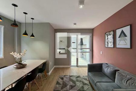 Sala com mesa de jantar, sofá e iluminação moderna, com vista para a cozinha. de apartamento à venda com 1 quarto, 25m² em Itaim Bibi, São Paulo