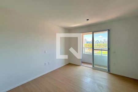 Quarto com vista para a cidade, com piso de madeira e janela grande. de apartamento à venda com 1 quarto, 25m² em Itaim Bibi, São Paulo