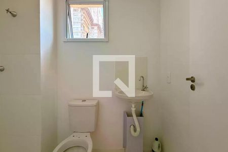 Banheiro com pia e vaso sanitário, com uma janela pequena e iluminação boa. de apartamento à venda com 1 quarto, 25m² em Itaim Bibi, São Paulo