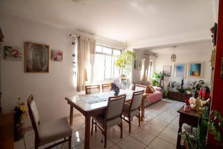 Sala com mesa de jantar, sofá e quadros de arte em uma casa com decoração simples e natural. de apartamento à venda com 2 quartos, 72m² em Jardim das Acacias, São Paulo