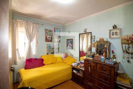 Cama simples com colchão amarelo e almofadas vermelhas, com uma mesa de cabeceira e uma porta de vidro. de apartamento à venda com 2 quartos, 72m² em Jardim das Acacias, São Paulo