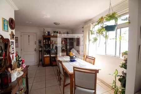 Sala com mesa de jantar, prateleiras e decoração, com janela e porta de entrada. de apartamento à venda com 2 quartos, 72m² em Jardim das Acacias, São Paulo