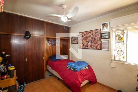 Quarto simples com cama, móveis de madeira e decoração minimalista. de apartamento à venda com 2 quartos, 72m² em Jardim das Acacias, São Paulo