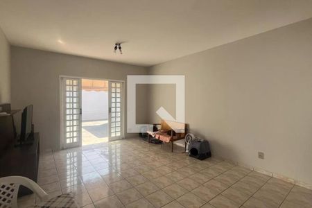 Sala com piso de porcelanato, porta de vidro e iluminação natural, sem móveis ou decoração. de casa à venda com 4 quartos, 168m² em Parque Taquaral, Campinas