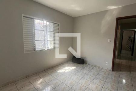 Quarto com janela e porta, com piso de porcelanato e iluminação natural. de casa à venda com 4 quartos, 168m² em Parque Taquaral, Campinas