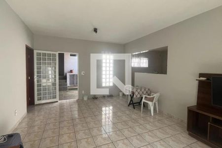 Sala com piso de porcelanato, iluminação natural, móveis simples e TV na parede. de casa à venda com 4 quartos, 168m² em Parque Taquaral, Campinas