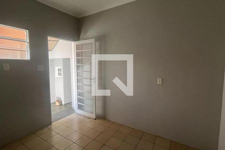 Porta de entrada com janelinha e teto inclinado, parede branca e piso de azulejo. de casa à venda com 4 quartos, 168m² em Parque Taquaral, Campinas