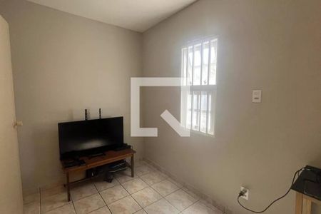 Quarto com TV e porta de vidro, com iluminação natural e piso de cerâmica. de casa à venda com 4 quartos, 168m² em Parque Taquaral, Campinas