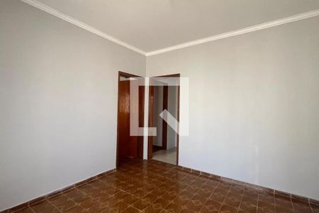 Sala com piso de azulejo e paredes brancas, com duas portas e uma janela pequena. de casa à venda com 4 quartos, 168m² em Parque Taquaral, Campinas
