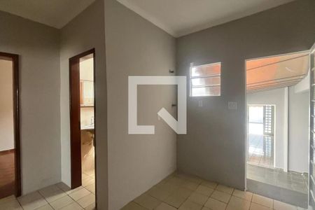 Quarto com piso de porcelanato, janela pequena e iluminação boa. de casa à venda com 4 quartos, 168m² em Parque Taquaral, Campinas