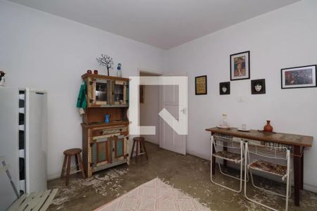 Cozinha simples com móveis de madeira e decoração minimalista, com um tom de azul e verde. de casa à venda com 2 quartos, 110m² em Perdizes, São Paulo