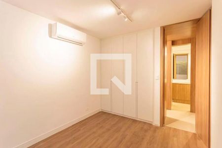 Quarto com móveis brancos e piso de madeira, com ar condicionado e iluminação adequada. de apartamento à venda com 2 quartos, 115m² em Chácara Itaim, São Paulo