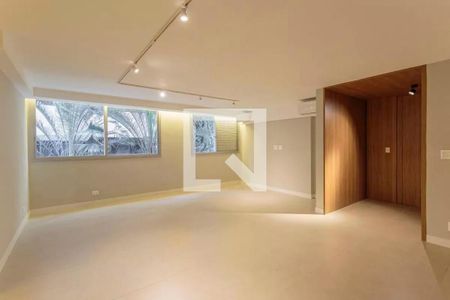 Sala com janelas grandes e iluminação natural, com piso de porcelanato e iluminação de LED. de apartamento à venda com 2 quartos, 115m² em Chácara Itaim, São Paulo