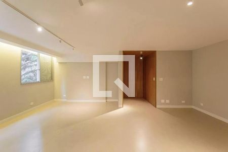 Sala com iluminação natural e iluminação artificial, com piso de porcelanato e paredes pintadas de cor clara. de apartamento à venda com 2 quartos, 115m² em Chácara Itaim, São Paulo