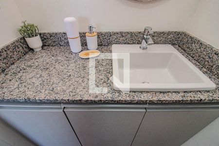 Banheiro de kitnet/studio à venda com 1 quarto, 29m² em Jardim do Salso, Porto Alegre