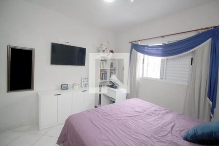 Quarto com cama, TV e móveis brancos, com uma janela com cortinas azuis e uma porta para o pátio. de casa à venda com 3 quartos, 100m² em Campestre, Santo André