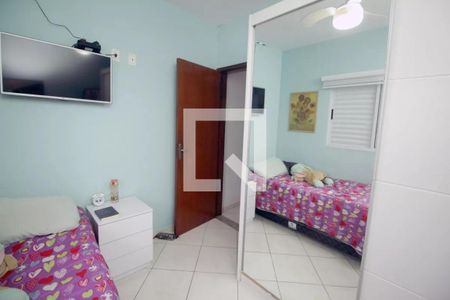 Quarto pequeno com cama simples, TV e porta de madeira, com decoração infantil. de casa à venda com 3 quartos, 100m² em Campestre, Santo André