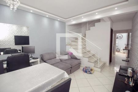 Sala com sofá, mesa e cadeiras, TV e computador, iluminação adequada, com um ambiente aconchegante e moderno. de casa à venda com 3 quartos, 100m² em Campestre, Santo André