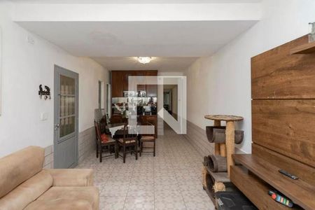 Sala com sofá, mesa e cadeiras, cozinha com móveis e iluminação adequada, área externa com churrasqueira e vista para o jardim. de casa à venda com 4 quartos, 220m² em Brooklin, São Paulo