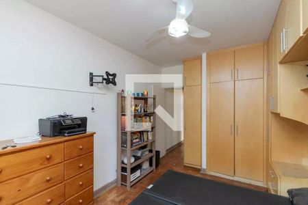 Quarto com móveis de madeira e piso de parquet, com uma TV montada na parede e um ar condicionado no teto. de casa à venda com 4 quartos, 220m² em Brooklin, São Paulo
