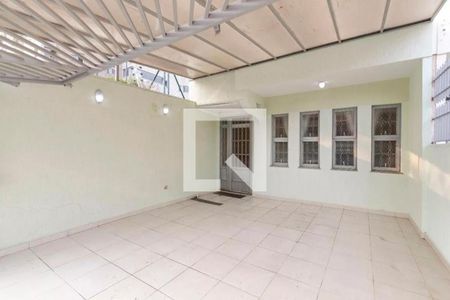 Pátio com cobertura de telhas e piso de cerâmica, com janelas pequenas e iluminação boa. de casa à venda com 4 quartos, 220m² em Brooklin, São Paulo