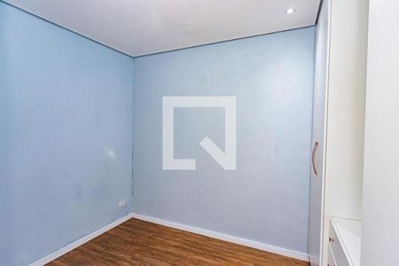 Quarto com paredes azuis e piso de madeira, iluminado por uma luz acima da porta. de casa à venda com 3 quartos, 170m² em Vila Cavaton, São Paulo