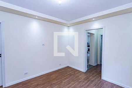 Sala com piso de madeira e iluminação adequada, sem móveis ou decoração. de casa à venda com 3 quartos, 170m² em Vila Cavaton, São Paulo
