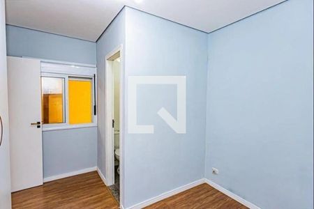 Banheiro com piso de porcelanato e porta de vidro. de casa à venda com 3 quartos, 170m² em Vila Cavaton, São Paulo