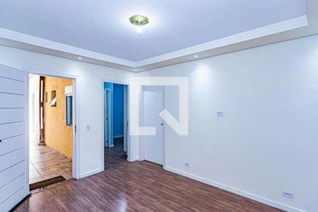 Parede branca com teto branco e iluminação de LED, com uma porta aberta para uma sala com piso de madeira e uma porta azul para uma cozinha. de casa à venda com 3 quartos, 170m² em Vila Cavaton, São Paulo