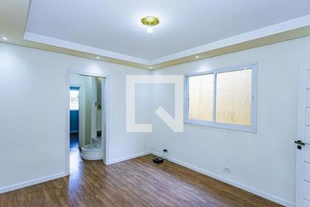 Sala com iluminação natural e iluminação artificial, com piso de madeira e parede branca. de casa à venda com 3 quartos, 170m² em Vila Cavaton, São Paulo