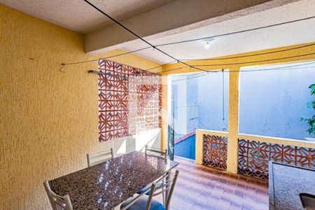 Varanda com mesa de granito e cadeiras, com vista para a piscina e a rua. de casa à venda com 3 quartos, 170m² em Vila Cavaton, São Paulo