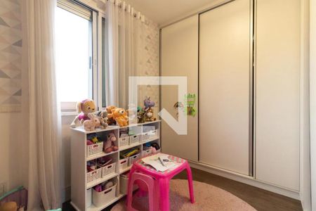 Quarto infantil com mobília branca e brinquedos de pelúcia, com uma janela e uma porta de armário. de apartamento à venda com 4 quartos, 78m² em Vila da Saúde, São Paulo
