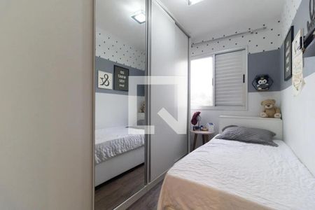 Quarto pequeno com cama simples, paredes brancas e móveis brancos, com um espelho e uma porta de vidro. de apartamento à venda com 4 quartos, 78m² em Vila da Saúde, São Paulo