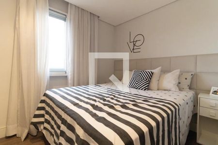 Quarto com cama de casal, cortinas, janela e decoração em tons de branco e preto. de apartamento à venda com 4 quartos, 78m² em Vila da Saúde, São Paulo