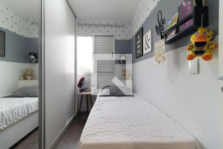 Quarto pequeno com cama simples, paredes brancas e azuis, com decoração infantil e uma janela com persianas fechadas. de apartamento à venda com 4 quartos, 78m² em Vila da Saúde, São Paulo